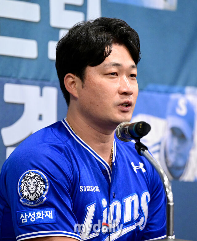 2025년 8월 7일 오후 인천 오라카이 송도파크 호텔에서 삼성 라이온즈 오승환 은퇴 기자회견이 열렸다. 오승환은 한미일 통산 549세이브를 기록한 한국 최고의 마무리 투수다. KBO리그에서 427세이브, 일본에서 80세이브, 메이저리그에서 42세이브를 기록했다. 오승환이 인사하고 있다./마이데일리