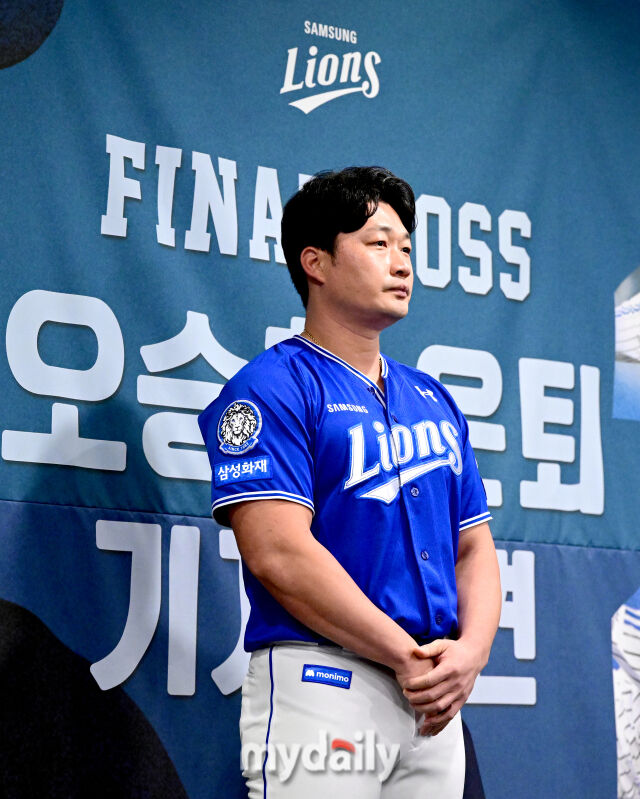 2025년 8월 7일 오후 인천 오라카이 송도파크 호텔에서 삼성 라이온즈 오승환 은퇴 기자회견이 열렸다. 오승환은 한미일 통산 549세이브를 기록한 한국 최고의 마무리 투수다. KBO리그에서 427세이브, 일본에서 80세이브, 메이저리그에서 42세이브를 기록했다. 오승환이 인사하고 있다./인천=유진형 기자