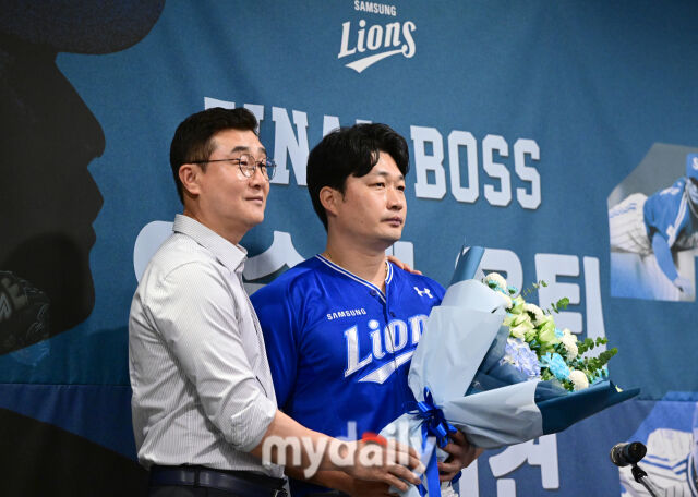 2025년 8월 7일 오후 인천 오라카이 송도파크 호텔에서 삼성 라이온즈 오승환 은퇴 기자회견이 열렸다. 오승환은 한미일 통산 549세이브를 기록한 한국 최고의 마무리 투수다. KBO리그에서 427세이브, 일본에서 80세이브, 메이저리그에서 42세이브를 기록했다. 오승환과 이종열 단장이 인사하고 있다./인천=유진형 기자