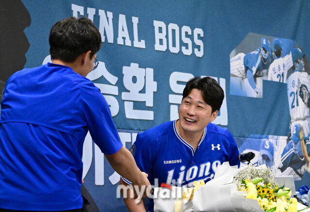 2025년 8월 7일 오후 인천 오라카이 송도파크 호텔에서 삼성 라이온즈 오승환 은퇴 기자회견이 열렸다. 오승환은 한미일 통산 549세이브를 기록한 한국 최고의 마무리 투수다. KBO리그에서 427세이브, 일본에서 80세이브, 메이저리그에서 42세이브를 기록했다. 오승환이 환하게 웃으며 은퇴 기자회견을 마치고 있다./인천=유진형 기자 zolong@mydaily.co.kr