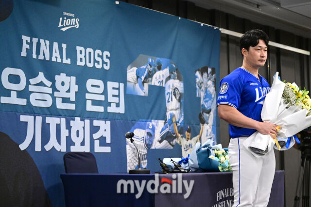 2025년 8월 7일 오후 인천 오라카이 송도파크 호텔에서 삼성 라이온즈 오승환 은퇴 기자회견이 열렸다. 오승환은 한미일 통산 549세이브를 기록한 한국 최고의 마무리 투수다. KBO리그에서 427세이브, 일본에서 80세이브, 메이저리그에서 42세이브를 기록했다. 오승환이 인사하고 있다./인천=유진형 기자