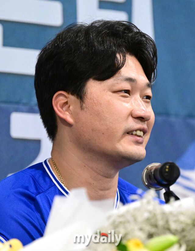 2025년 8월 7일 오후 인천 오라카이 송도파크 호텔에서 삼성 라이온즈 오승환 은퇴 기자회견이 열렸다. 오승환은 한미일 통산 549세이브를 기록한 한국 최고의 마무리 투수다. KBO리그에서 427세이브, 일본에서 80세이브, 메이저리그에서 42세이브를 기록했다. 오승환이 인사하고 있다./인천=유진형 기자