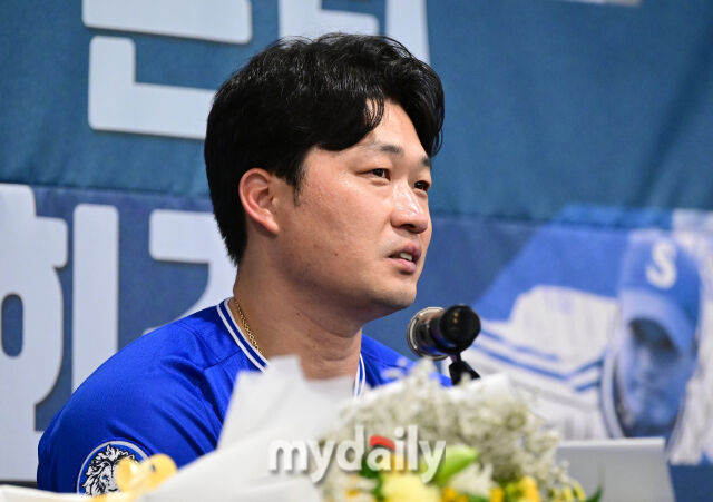 2025년 8월 7일 오후 인천 오라카이 송도파크 호텔에서 삼성 라이온즈 오승환 은퇴 기자회견이 열렸다. 오승환은 한미일 통산 549세이브를 기록한 한국 최고의 마무리 투수다. KBO리그에서 427세이브, 일본에서 80세이브, 메이저리그에서 42세이브를 기록했다. 오승환이 인사하고 있다./인천=유진형 기자
