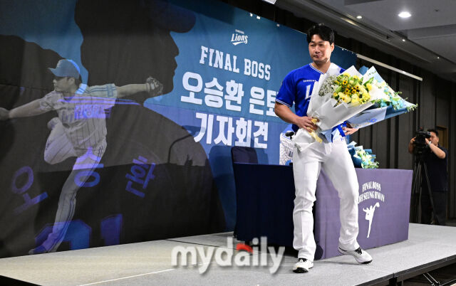 2025년 8월 7일 오후 인천 오라카이 송도파크 호텔에서 삼성 라이온즈 오승환 은퇴 기자회견이 열렸다. 오승환은 한미일 통산 549세이브를 기록한 한국 최고의 마무리 투수다. KBO리그에서 427세이브, 일본에서 80세이브, 메이저리그에서 42세이브를 기록했다. 오승환이 은퇴 기자회견을 마치고 퇴장하고 있다./인천=유진형 기자 zolong@mydaily.co.kr