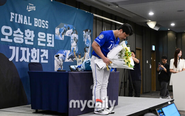 2025년 8월 7일 오후 인천 오라카이 송도파크 호텔에서 삼성 라이온즈 오승환 은퇴 기자회견이 열렸다. 오승환은 한미일 통산 549세이브를 기록한 한국 최고의 마무리 투수다. KBO리그에서 427세이브, 일본에서 80세이브, 메이저리그에서 42세이브를 기록했다. 오승환이 인사하고 있다./인천=유진형 기자