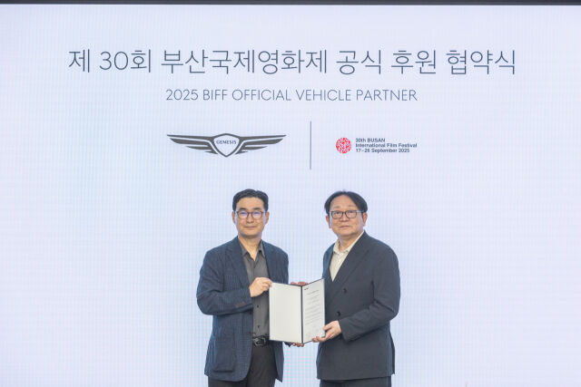 7일 현대차 강남대로 사옥에서 '제네시스-제30회 부산국제영화제 후원 협약식'을 진행했다. (왼쪽부터)현대차 국내사업본부장 정유석 부사장, 부산국제영화제 박광수 이사장이 기념사진을 촬영하는 모습. /제네시스