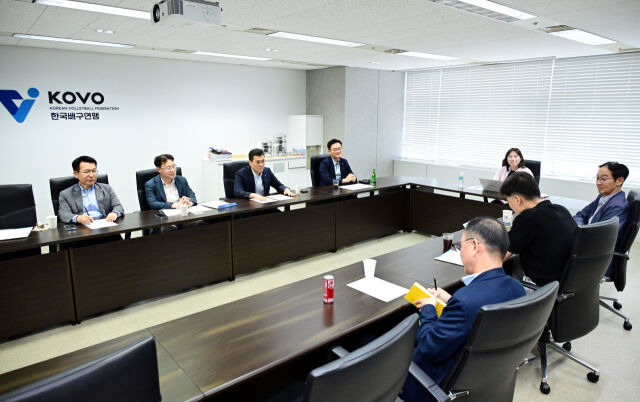 남자 프로배구 7개 팀 단장이 한 자리에 모였다./더발리볼