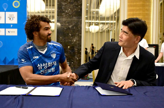 삼성화재 외국인 선수 아히와 임도헌 단장./KOVO
