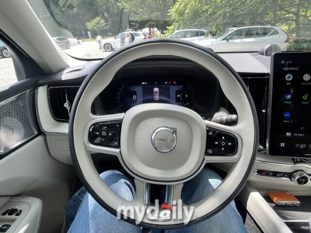 운전석에서 바라본 볼보 신형 XC60. /심지원 기자