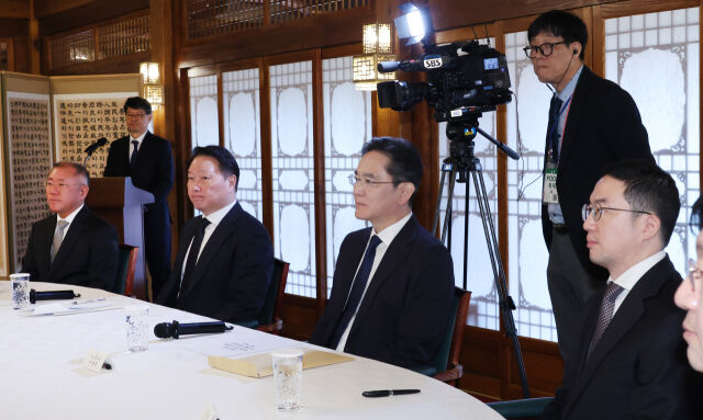 또 럼 베트남 당 서기장 방한에 맞춰 삼성 등 재계 총수들이 국빈 만찬 자리에 참석할 예정이다. 사진은 4대그룹 총수가 지난 4월 서울 종로구 총리공관에서 열린 당시 한덕수 대통령 권한대행 국무총리 주재 경제안보전략TF 회의에 참석한 모습. 왼쪽부터 정의선 현대차그룹 회장, 대한상공회의소 회장인 최태원 SK회장, 이재용 삼성전자 회장, 구광모 LG회장. /뉴시스