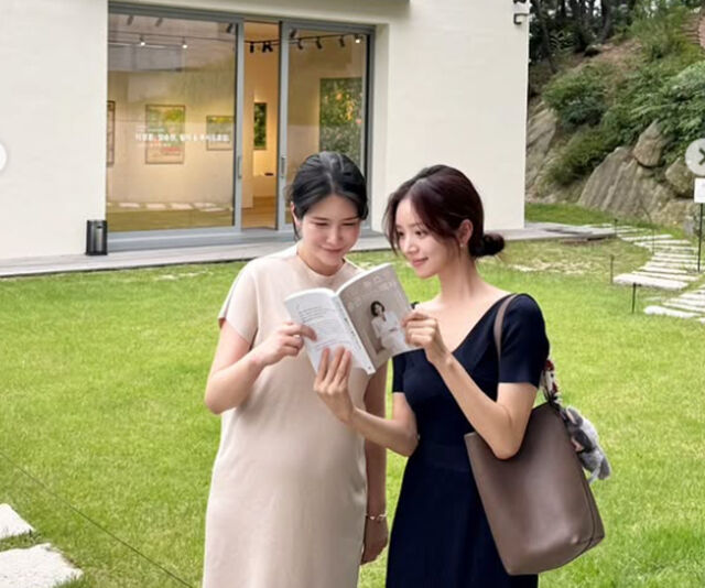 한민용 앵커가 '하트시그널'에 출연했던 김지영과 출간한 책을 함께 보고 있다. / 한민용 소셜미디어