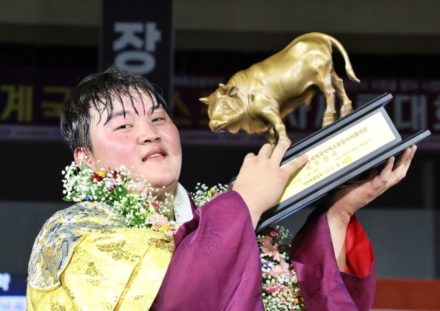 7일(목) 충청북도 영동군 영동체육관에서 열린 ‘위더스제약 2025 민속씨름 영동세계국악엑스포장사씨름대회’ 백두장사(140kg이하)에 등극한 홍지흔(울주군청)이 황소트로피를 들고 기념사진을 찍고 있다./대한씨름협회