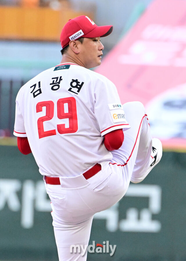 2025년 8월 7일 오후 인천 SSG랜더스필드에서 열린 '2025 신한 SOL뱅크 KBO 리그' 삼성 라이온즈와 SSG랜더스의 경기. SSG 선발투수 김광현이 역투하고 있다./마이데일리
