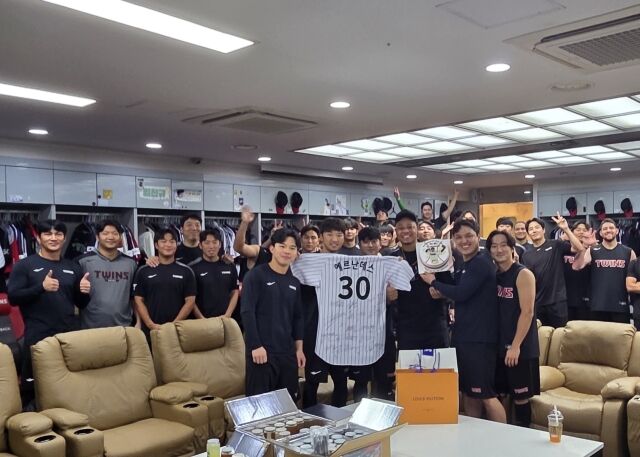 엘리에이저 에르난데스가 LG 선수단과 마지막 인사를 나눴다./LG 트윈스