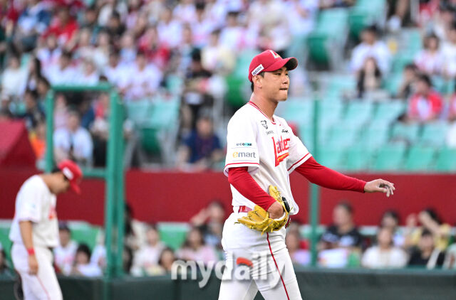 2025년 8월 7일 오후 인천 SSG랜더스필드에서 열린 '2025 신한 SOL뱅크 KBO 리그' 삼성 라이온즈와 SSG랜더스의 경기. SSG 선발투수 김광현이 4회초 2사 1.3루서 강판되고 있다./마이데일리