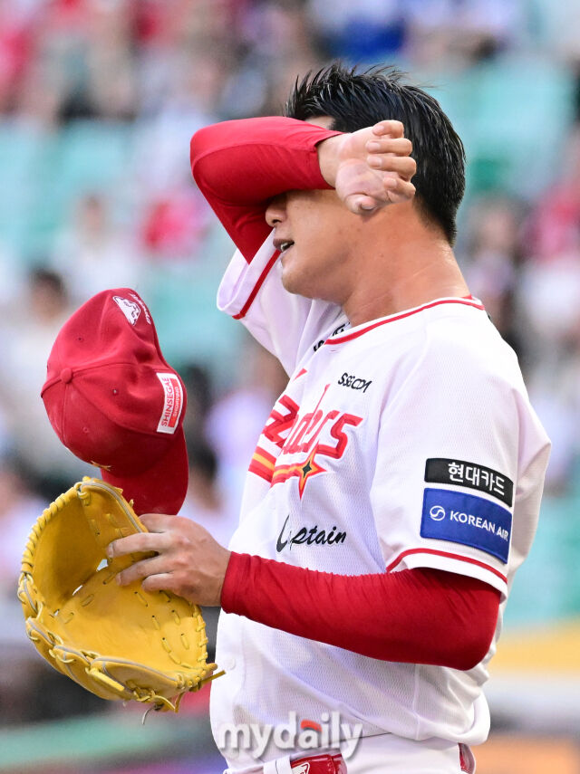2025년 8월 7일 오후 인천 SSG랜더스필드에서 열린 '2025 신한 SOL뱅크 KBO 리그' 삼성 라이온즈와 SSG랜더스의 경기. SSG 선발투수 김광현이 4회초 추가 3실점 한 뒤 당황하고 있다./마이데일리