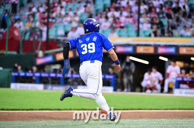 2025년 8월 7일 오후 인천 SSG랜더스필드에서 열린 '2025 신한 SOL뱅크 KBO 리그' 삼성 라이온즈와 SSG랜더스의 경기 삼성 2루 주자 김성윤이 4회초 2사 1.2루서 디아즈의 1타점 적시타 때 홈으로 뛰고 있다./마이데일리