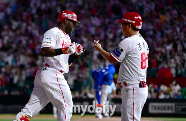 2025년 8월 7일 오후 인천 SSG랜더스필드에서 열린 '2025 신한 SOL뱅크 KBO 리그' 삼성 라이온즈와 SSG랜더스의 경기. SSG 에레디아가 5회말 선두타자로 나와 솔로홈런을 친 뒤 기뻐하고 있다./마이데일리