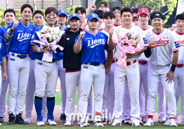 삼성과 SSG 양 팀 선수들이 오승환 인천 은퇴 행사에서 기념 촬영을 하고 있다 / 인천 = 유진형 기자 zolong@mydaily.co.kr