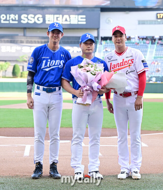 SSG 김광현(오른쪽)과 삼성 구자욱(왼쪽)이 오승환 인천 은퇴 행사에서 기념 촬영을 하고 있다 / 인천 = 유진형 기자 zolong@mydaily.co.kr