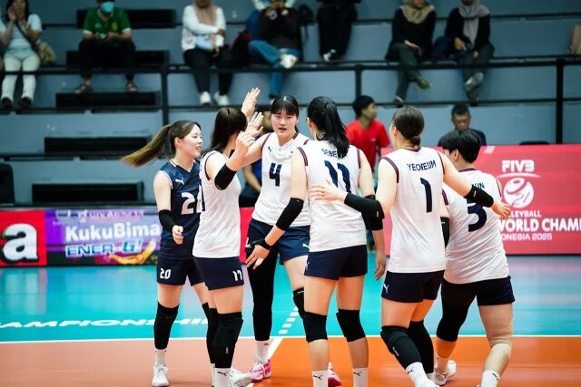 중국전을 치르는 여자 21세 이하 대표팀./FIVB