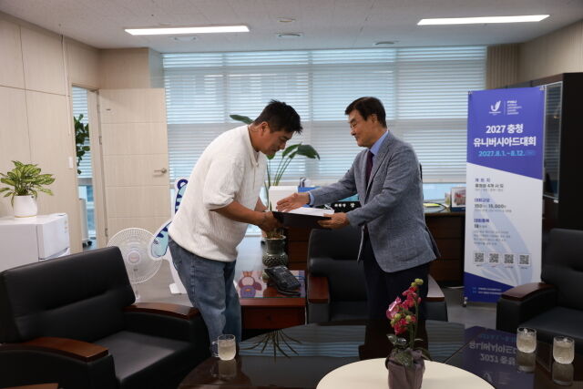 강창희 2027 충청 U대회 조직위원장(오른쪽)에게 위촉장을 받는 김태균 해설위원. /2027 충청 U대회 조직위 제공