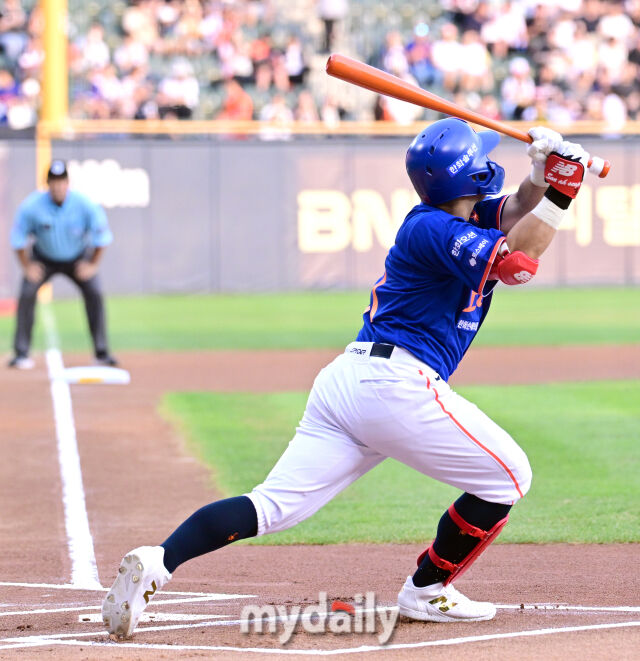 2025년 8월 8일 오후 서울 잠실구장에서 열린 '2025 신한 SOL뱅크 KBO 리그' 한화 이글스와 LG 트윈스의 경기. 한화 손아섭이 1회초 선두타자로 나와 유격수 플라이를 치고 있다./잠실 = 유진형 기자