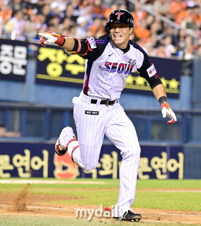2025년 8월 8일 오후 서울 잠실구장에서 열린 '2025 신한 SOL뱅크 KBO 리그' 한화 이글스와 LG 트윈스의 경기.LG 천성호가 연장 10회말 1사 만루서 끝내기 안타를 친 뒤 포효하고 있다./잠실 = 유진형 기자