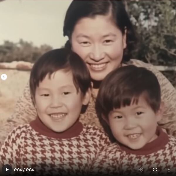 가수 윤종신이 공개한 가족사진 영상 캡처. 어머니와 윤종신(아래 왼쪽), 그리고 남동생. /윤종신 소셜미디어