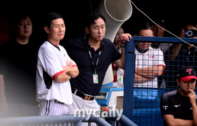 2025년 8월 9일 오후 서울 잠실구장에서 열린 '2025 신한 SOL뱅크 KBO 리그' 한화 이글스와 LG 트윈스의 경기. LG 염경엽 감독이 새로운 외국인 투수 톨허스트의 불펜 피칭을 보고 있다./잠실 = 유진형 기자