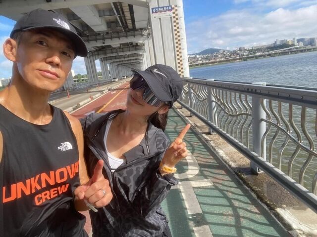 그룹 지누션 멤버 션(왼쪽)과 뉴진스 다니엘의 러닝 훈련 근황 / 션 인스타그램
