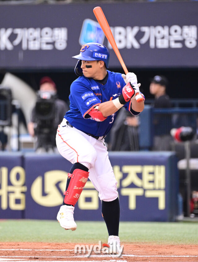 2025년 8월 9일 오후 서울 잠실구장에서 열린 '2025 신한 SOL뱅크 KBO 리그' 한화 이글스와 LG 트윈스의 경기<br><br>한화 손아섭이 1회초 선두타자로 나와 타격을 준비하고 있다./마이데일리