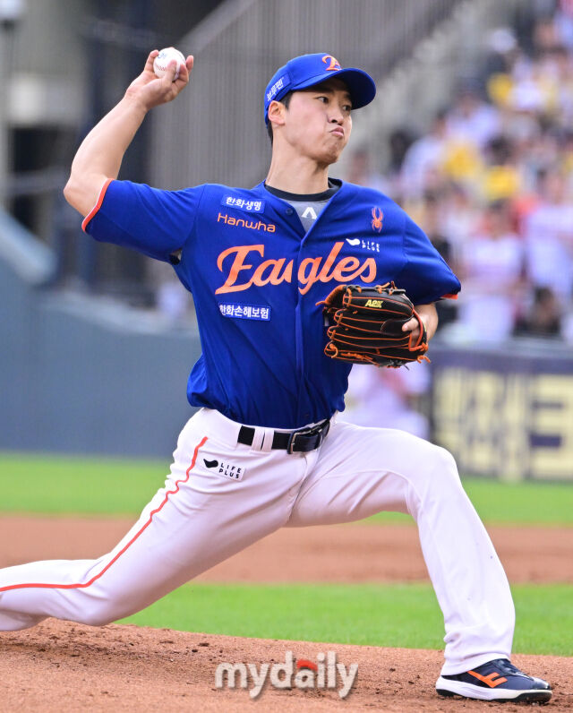 2025년 8월 9일 오후 서울 잠실구장에서 열린 '2025 신한 SOL뱅크 KBO 리그' 한화 이글스와 LG 트윈스의 경기. 한화 선발투수 엄상백이 역투하고 있다./잠실 = 유진형 기자