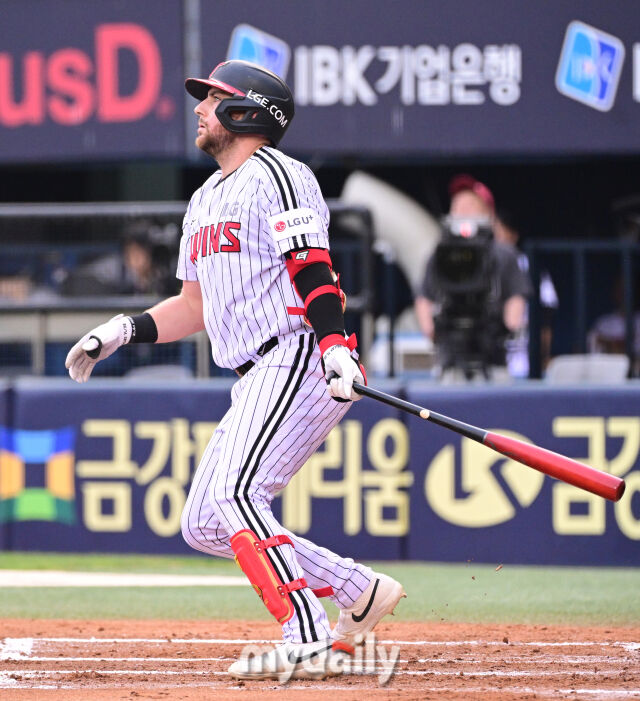 2025년 8월 9일 오후 서울 잠실구장에서 열린 '2025 신한 SOL뱅크 KBO 리그' 한화 이글스와 LG 트윈스의 경기. LG 오스틴이 1회말 1사 2루서 2점 홈런을 치고 있다./잠실 = 유진형 기자