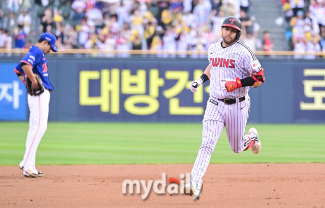 2025년 8월 9일 오후 서울 잠실구장에서 열린 '2025 신한 SOL뱅크 KBO 리그' 한화 이글스와 LG 트윈스의 경기. LG 오스틴이 1회말 1사 2루서 2점 홈런을 친 뒤 그라운드를 돌고 있다./잠실 = 유진형 기자