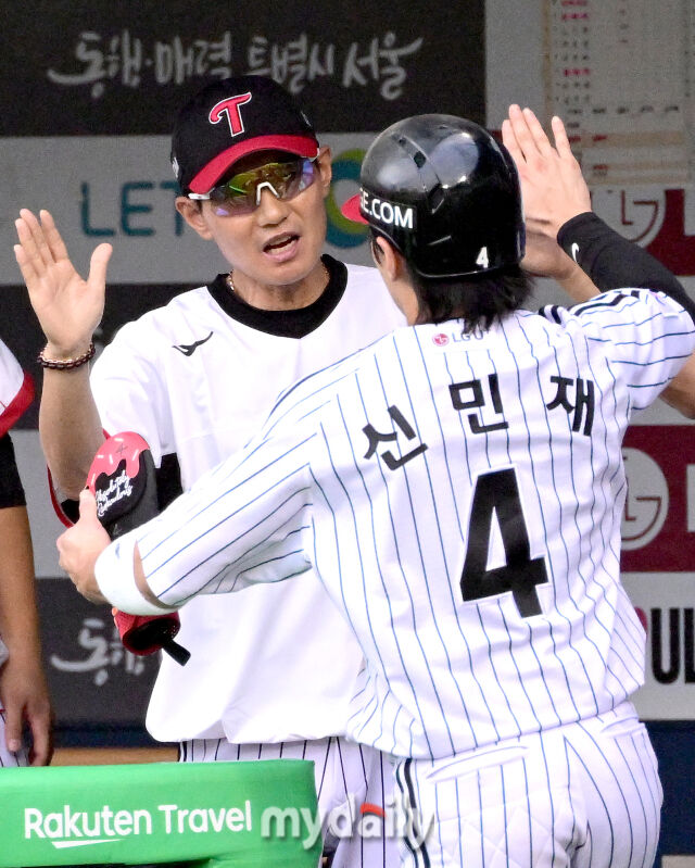 2025년 8월 9일 오후 서울 잠실구장에서 열린 '2025 신한 SOL뱅크 KBO 리그' 한화 이글스와 LG 트윈스의 경기. LG 2루 주자 신민재가 1회말 1사 2루서 오스틴의 2점 홈런 때 홈을 밟고 염경엽 감독의 축하를 받고 있다./잠실 = 유진형 기자