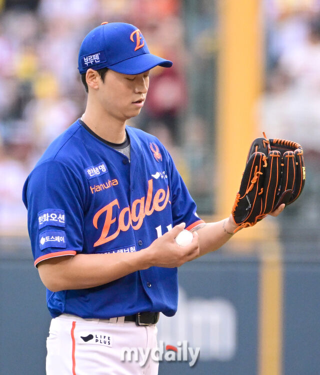 2025년 8월 9일 오후 서울 잠실구장에서 열린 '2025 신한 SOL뱅크 KBO 리그' 한화 이글스와 LG 트윈스의 경기. 한화 선발투수 엄상백이 1회말 1사 2루서 LG 오스틴에 2점 홈런을 맞고 당황하고 있다./잠실 = 유진형 기자