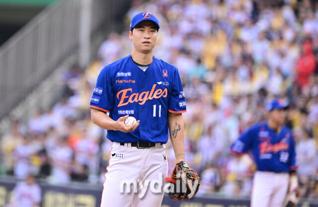 2025년 8월 9일 오후 서울 잠실구장에서 열린 '2025 신한 SOL뱅크 KBO 리그' 한화 이글스와 LG 트윈스의 경기. 한화 선발투수 엄상백이 1회말 LG 선두타자 신민재에게 14구 승부 끝에 안타를 허용한 뒤 당황하고 있다./마이데일리