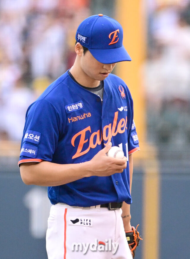 2025년 8월 9일 오후 서울 잠실구장에서 열린 '2025 신한 SOL뱅크 KBO 리그' 한화 이글스와 LG 트윈스의 경기. 한화 선발투수 엄상백이 1회말 LG 선두타자 신민재에게 14구 승부 끝에 안타를 허용한 뒤 당황하고 있다./잠실 = 유진형 기자