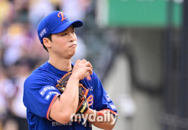 2025년 8월 9일 오후 서울 잠실구장에서 열린 '2025 신한 SOL뱅크 KBO 리그' 한화 이글스와 LG 트윈스의 경기. 한화 선발투수 엄상백이 2회말 무사 2루서 교체되며 아쉬워하고 있다./잠실 = 유진형 기자