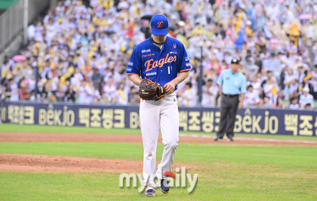 2025년 8월 9일 오후 서울 잠실구장에서 열린 '2025 신한 SOL뱅크 KBO 리그' 한화 이글스와 LG 트윈스의 경기. 한화 선발투수 엄상백이 2회말 무사 2루서 강판되고 있다./잠실 = 유진형 기자