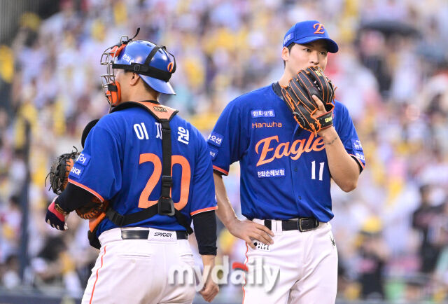 2025년 8월 9일 오후 서울 잠실구장에서 열린 '2025 신한 SOL뱅크 KBO 리그' 한화 이글스와 LG 트윈스의 경기. 한화 선발투수 엄상백이 2회말 무사 2루서 강판되고 있다./잠실 = 유진형 기자