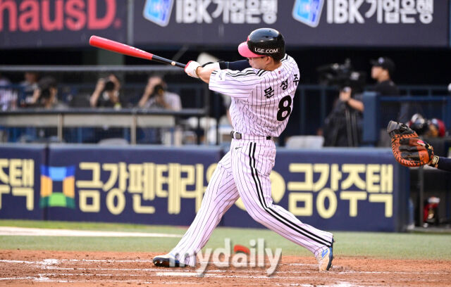 2025년 8월 9일 오후 서울 잠실구장에서 열린 '2025 신한 SOL뱅크 KBO 리그' 한화 이글스와 LG 트윈스의 경기. LG 문성주가 2회말 무사 1.2루서 2타점 2루타를 치고 있다./잠실 = 유진형 기자