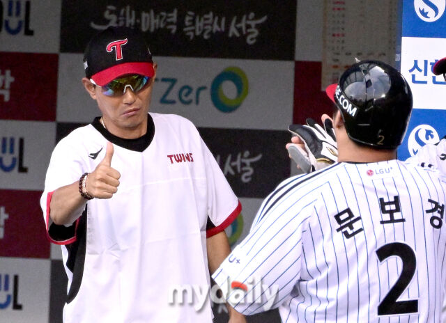 2025년 8월 9일 오후 서울 잠실구장에서 열린 '2025 신한 SOL뱅크 KBO 리그' 한화 이글스와 LG 트윈스의 경기<br><br>LG 2루 주자 문보경이 1회말 2사 2루서 오지환의 1타점 적사타 때 홈을 밟고 염경엽 감독의 축하를 받고 있다./마이데일리