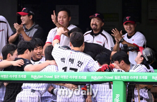 2025년 8월 9일 오후 서울 잠실구장에서 열린 '2025 신한 SOL뱅크 KBO 리그' 한화 이글스와 LG 트윈스의 경기. LG가 2회까지 6득점 하자 더그아웃 선수들이 기뻐하고 있다./잠실 = 유진형 기자