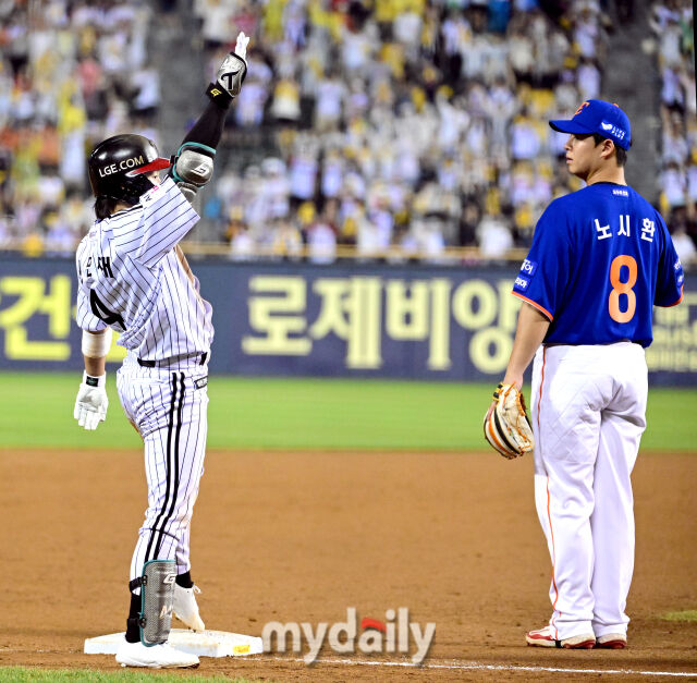 2025년 8월 9일 오후 서울 잠실구장에서 열린 '2025 신한 SOL뱅크 KBO 리그' 한화 이글스와 LG 트윈스의 경기. LG 신민재가 5회말 선두타자로 나와 3루타를 친 뒤 세리머니를 하자 한화 3루수 노시환이 보고 있다./잠실 = 유진형 기자