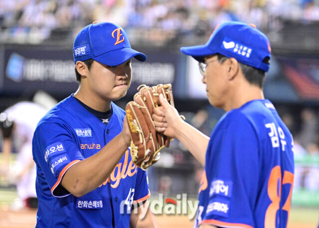 2025년 8월 9일 오후 서울 잠실구장에서 열린 '2025 신한 SOL뱅크 KBO 리그' 한화 이글스와 LG 트윈스의 경기. 한화 정우주가 7회말 1사 2.3루서 구원등판해 무실점으로 막은 뒤 코치의 축하를 받으며 더그아웃으로 들어가고 있다./잠실 = 유진형 기자