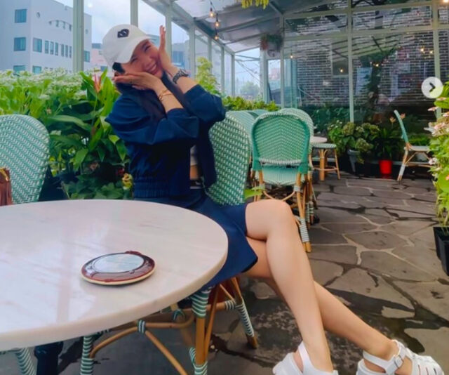 장영란이 카페에서 포즈를 취하고 있다. / 장영란 소셜미디어