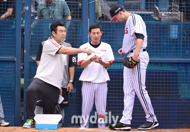 염겹엽 감독이 톨허스트에게 포크볼 그립을 조언하고 있다 / 잠실 = 유진형 기자 zolong@mydaily.co.kr