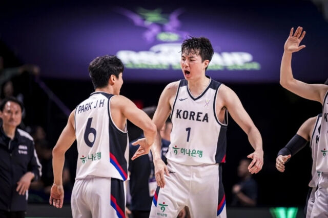 레바논전에서 득점 후 기뻐하는 이현중(오른쪽). /대한민국농구협회 제공